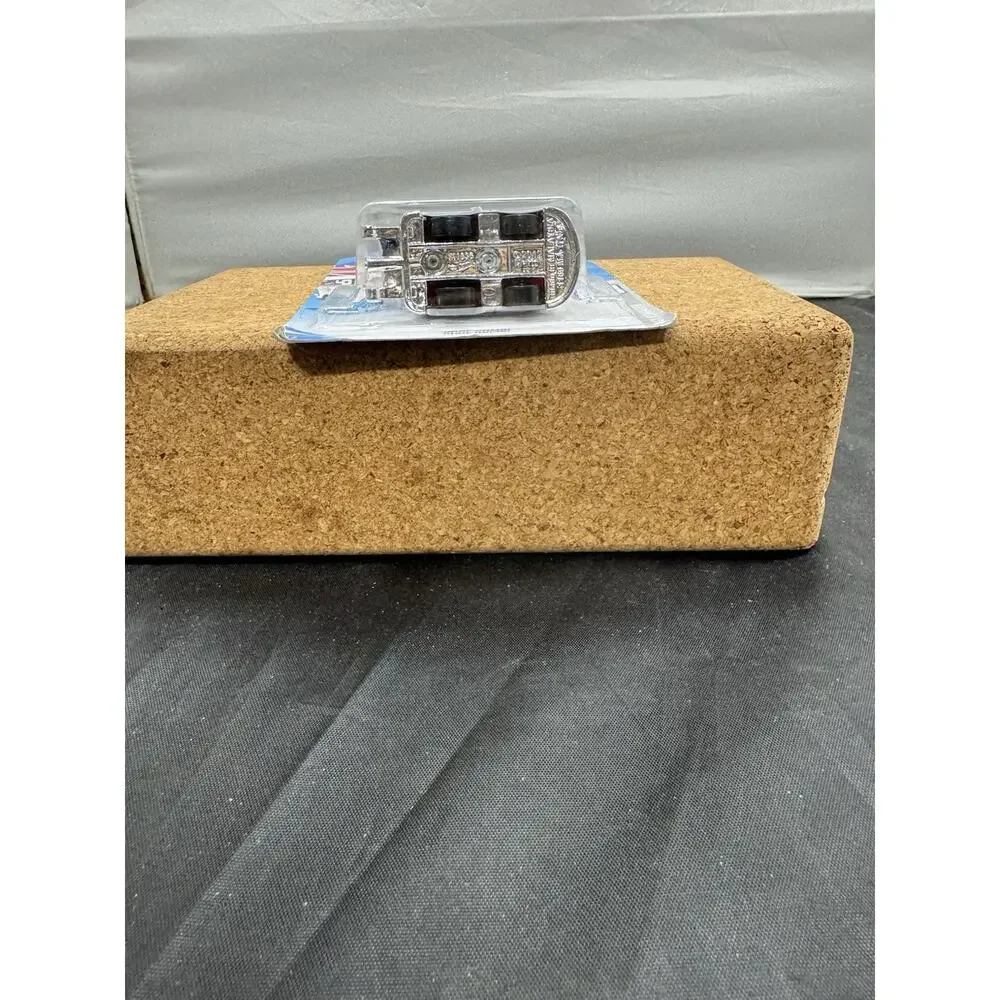 Hot Wheels 2019 Volkswagen Kool Kombi White Magnus Walker Urban Outlaw #136 2/10